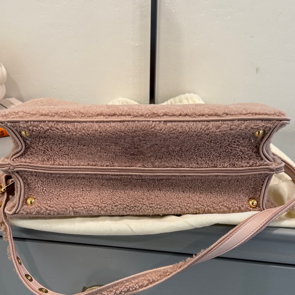 🚨FREE SHIPPING🚨 Fendi Pink Shearling Peekaboo Handbag - Picture 9 of 9